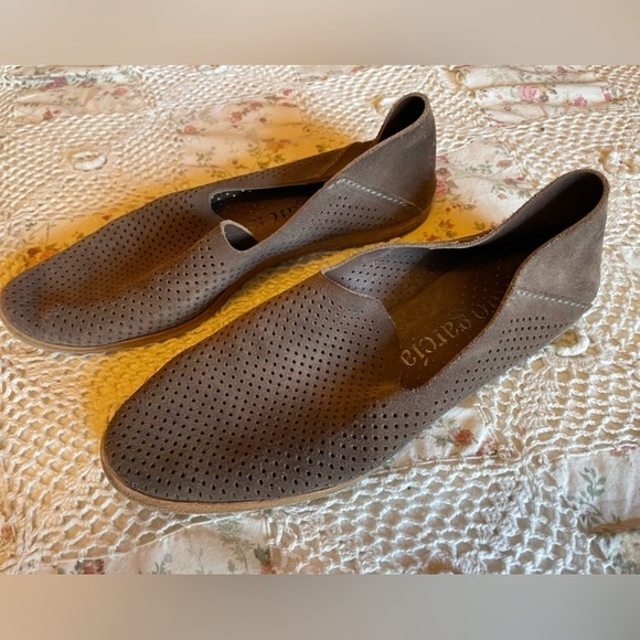 Pedro Garcia Yara flats.  Soft cocoa color top - Picture 3 of 7
